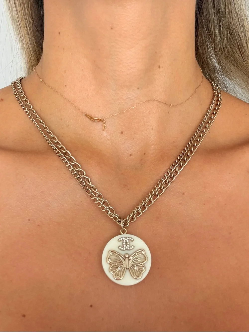🤍CHANEL Gold-Tone Chain Necklace with Cream Disc & Butterfly✨